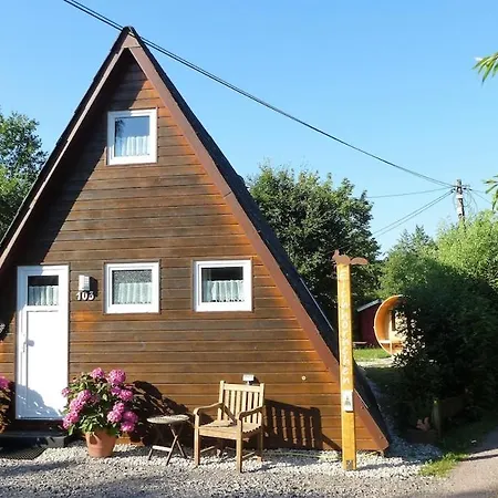 Eichhoernchen-in Der Zuhause-ferienhaus Mit Fass Sauna Im Garten Und Moderner Klimaanlage *