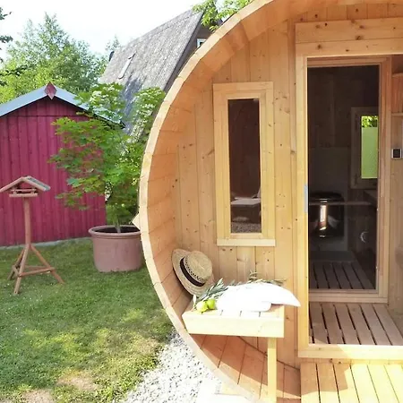 Eichhoernchen-in Der Zuhause-ferienhaus Mit Fass Sauna Im Garten Und Moderner Klimaanlage