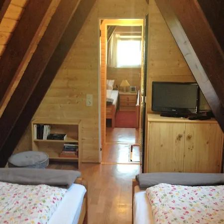 Eichhoernchen-in Der Zuhause-ferienhaus Mit Fass Sauna Im Garten Und Moderner Klimaanlage Vakantiehuis *