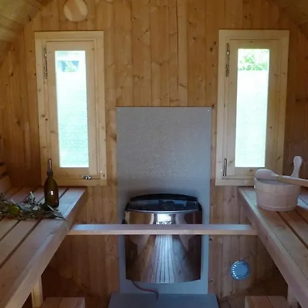 Eichhoernchen-in Der Zuhause-ferienhaus Mit Fass Sauna Im Garten Und Moderner Klimaanlage Vakantiehuis Gossersweiler-Stein