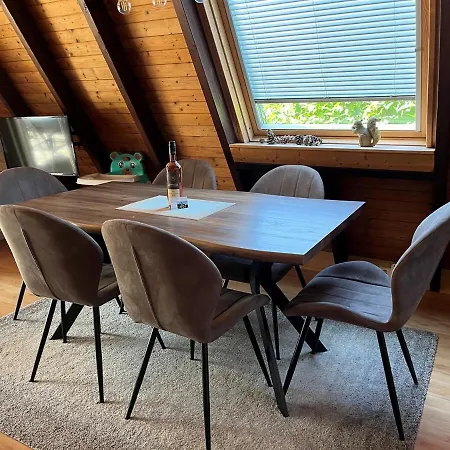 Eichhoernchen-in Der Zuhause-ferienhaus Mit Fass Sauna Im Garten Und Moderner Klimaanlage *